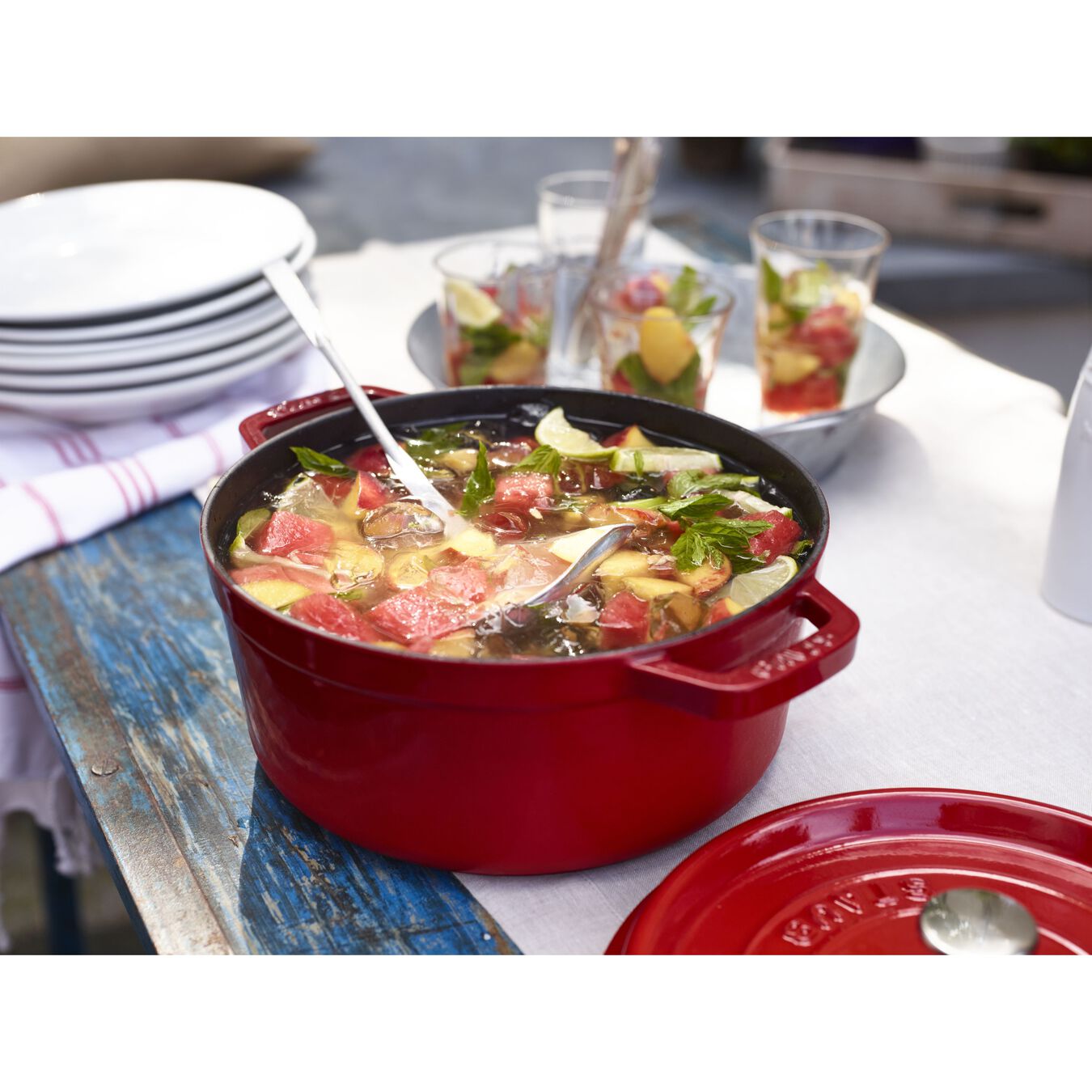 STAUB LA COCOTTE GIETIJZEREN BRAADPAN ROND, KERSENROOD - TWEE FORMATEN - Oosterlinck