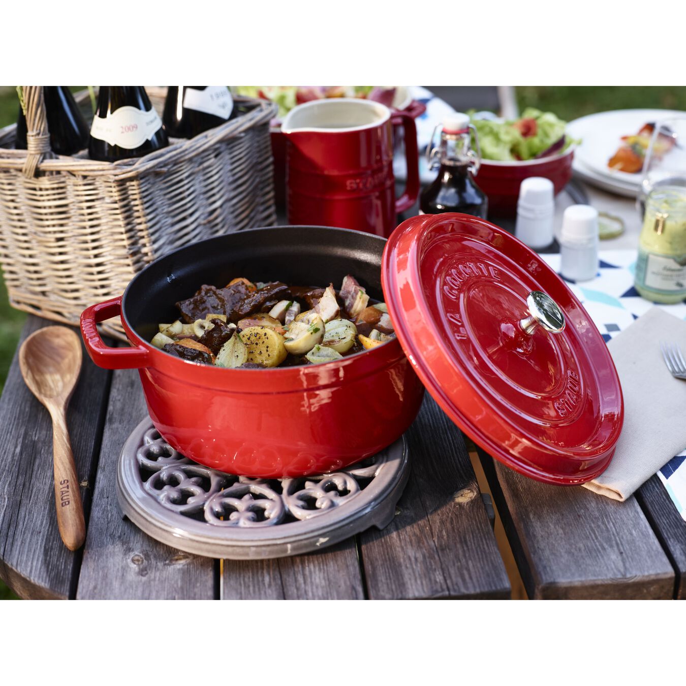 STAUB LA COCOTTE GIETIJZEREN BRAADPAN ROND, KERSENROOD - TWEE FORMATEN - Oosterlinck