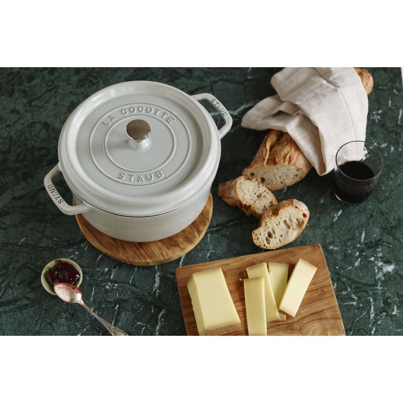 STAUB LA COCOTTE GIETIJZEREN BRAADPAN ROND, WHITE TRUFFLE - TWEE FORMATEN - Oosterlinck