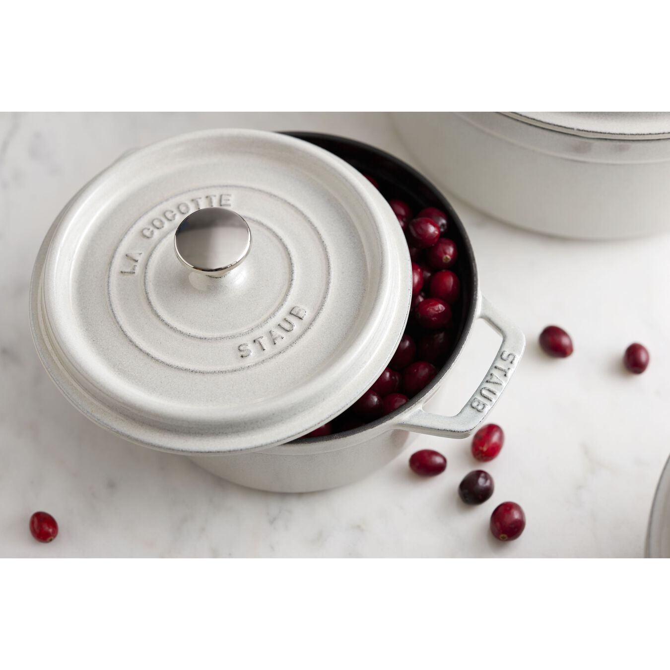 STAUB LA COCOTTE GIETIJZEREN BRAADPAN ROND, WHITE TRUFFLE - TWEE FORMATEN - Oosterlinck