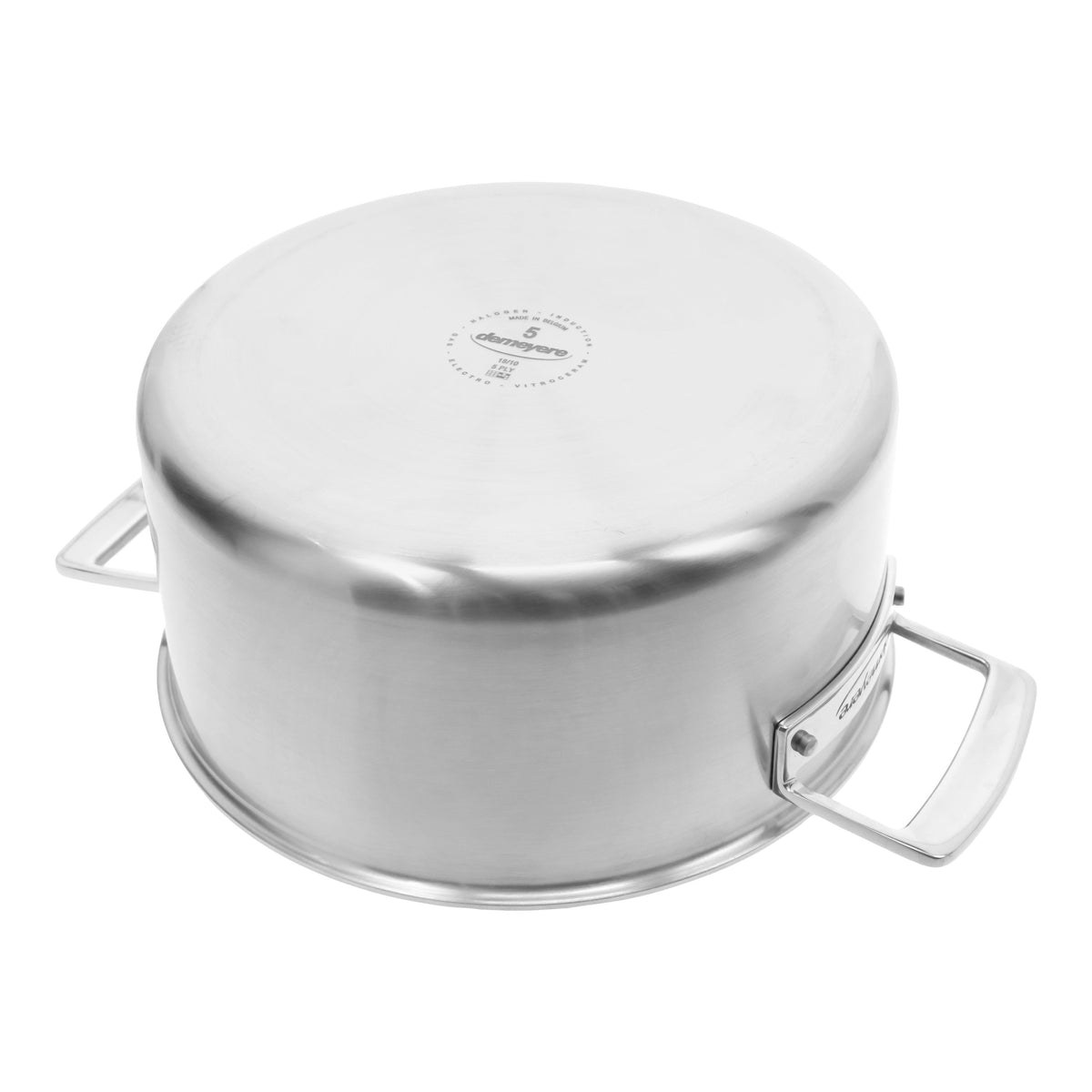 Demeyere Essential 5-delige kookpottenset met verschillende gietijzeren pannen en deksels op een keukenplank
