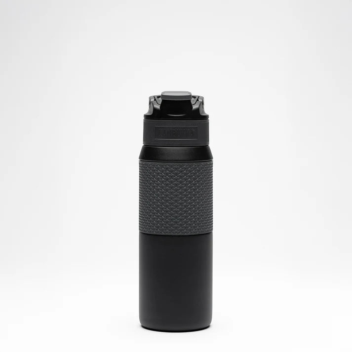 Kambukka Elton Nightfall geïsoleerde waterfles van 750ml met rood design en gesp, geschikt voor warme en koude dranken.