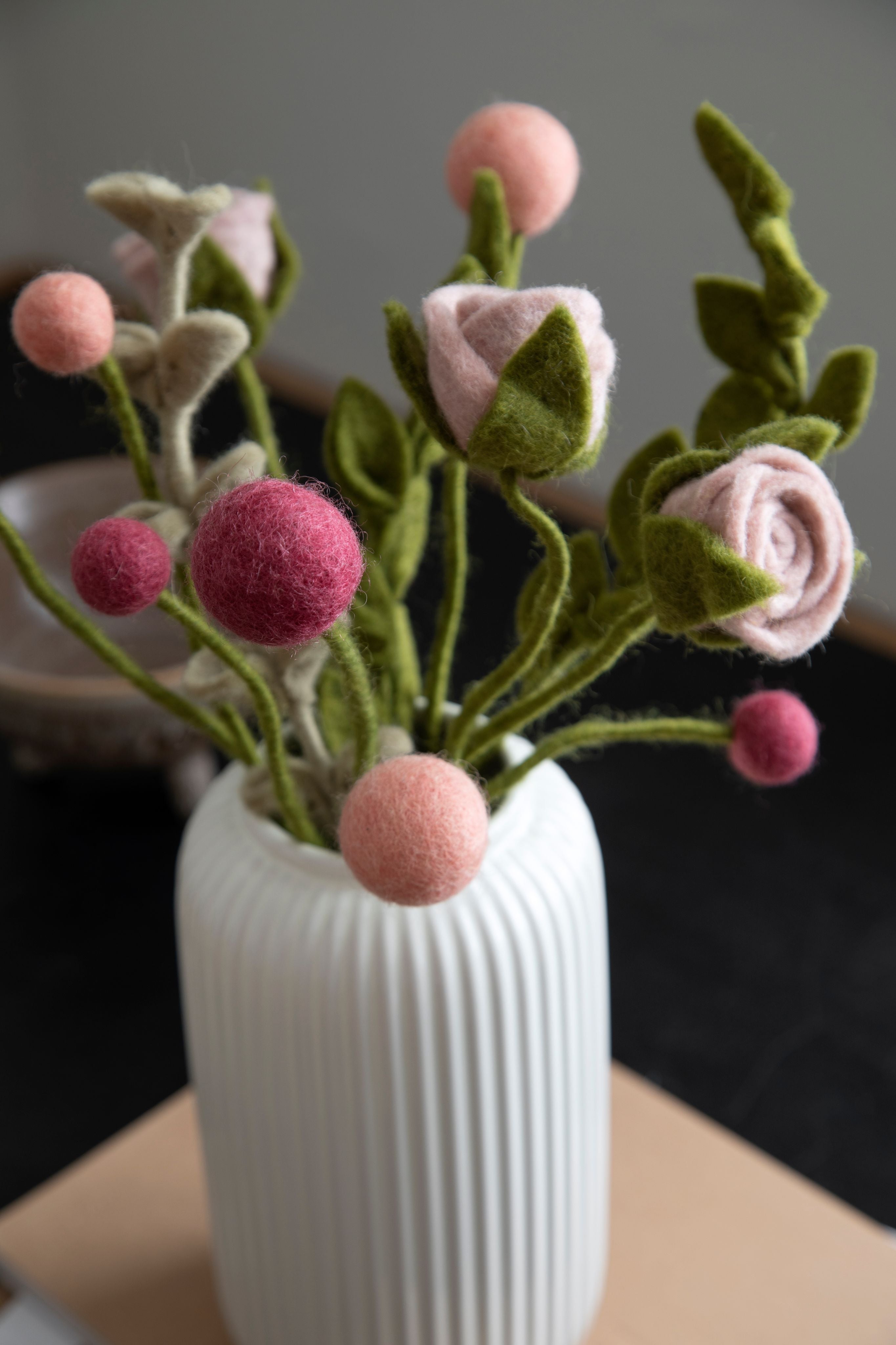 Gry & Sif Flower bolletje vilt - 2 maten - Oosterlinck Home