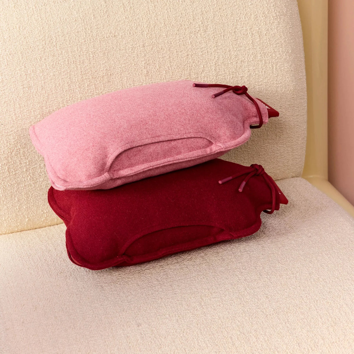 Stoov Homey XL Flex warmtekussen van 28x42cm, oplaadbaar, zichtbaar op een stoel in een woonkamer, in verschillende kleuren.