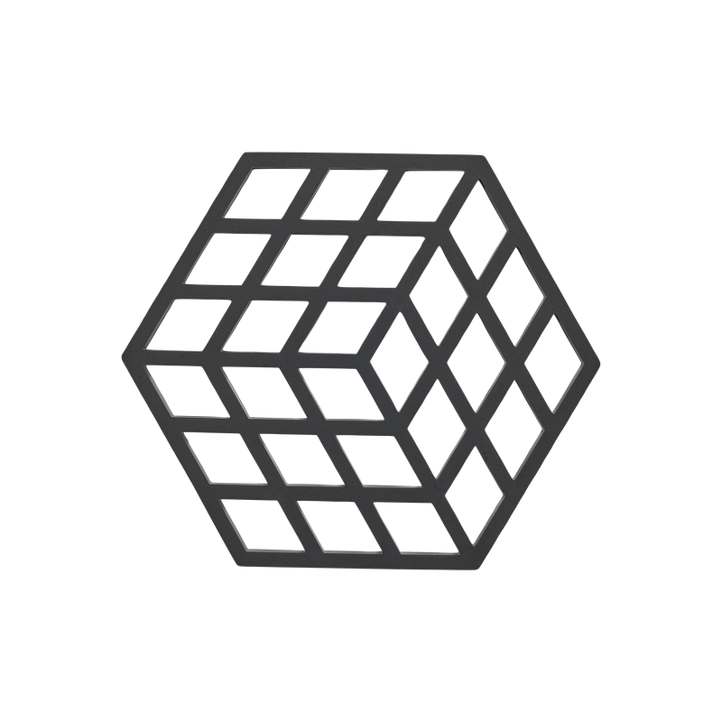Zone Denmark Cube potonderzetter op gedekte tafel, beschermt oppervlakken tijdens het serveren van potten en pannen.