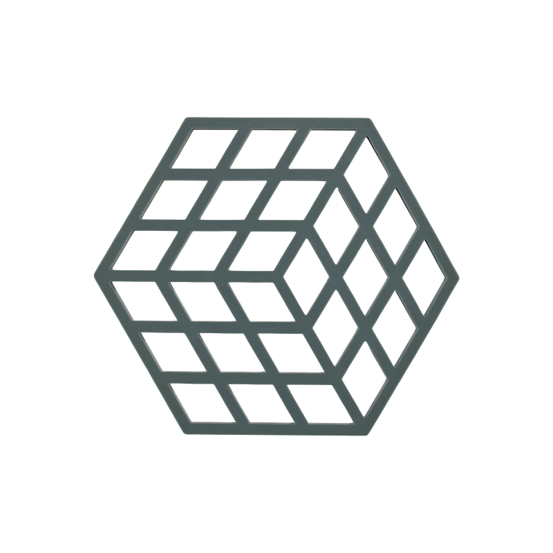 Zone Denmark Cube potonderzetter op een gedekte tafel, duurzame en stijlvolle onderzetter voor potten en pannen.