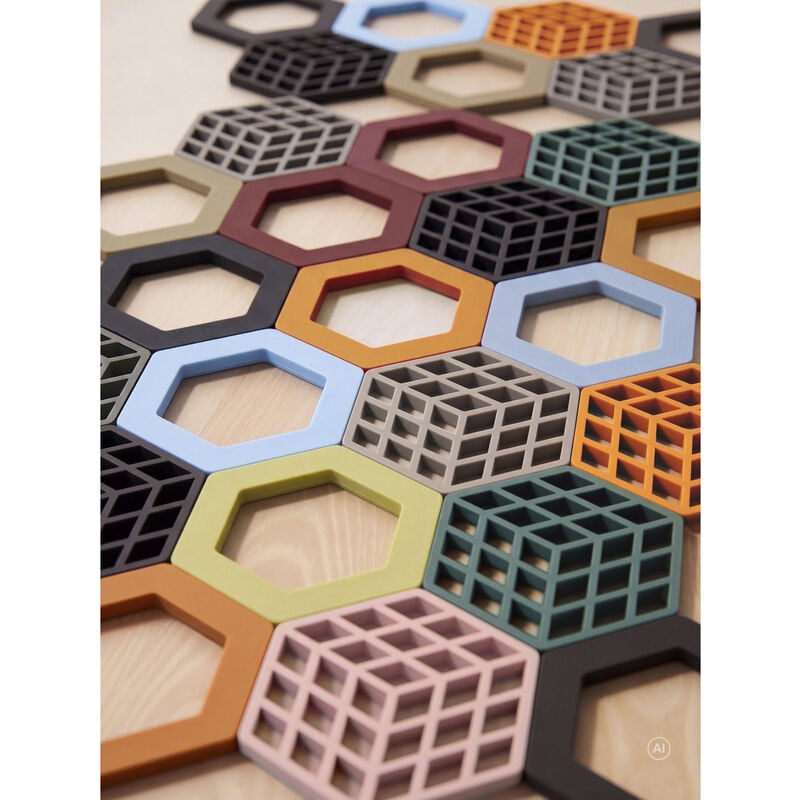 Zone Denmark Cube potonderzetter op een gedekte tafel, beschermt het oppervlak onder pannen en potten.