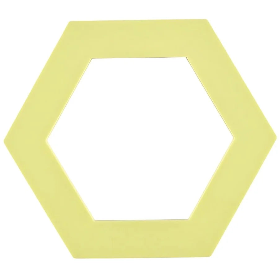 Zone Denmark Bold potonderzetter op een gedekte tafel, beschermt het oppervlak tegen hete pannen en serveert stijlvol.