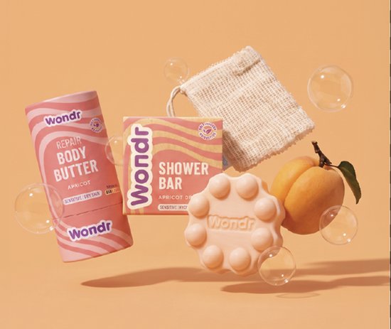 Wondr verzorgingsproducten giftbox met zachte huidverzorgingsproducten en zachte texturen, perfect voor een moment van ontspanning.