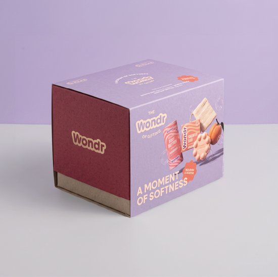 Wondr giftbox met verzorgingsproducten voor een zachte huid, inclusief lotions en crèmes, in een elegante geschenkdoos.