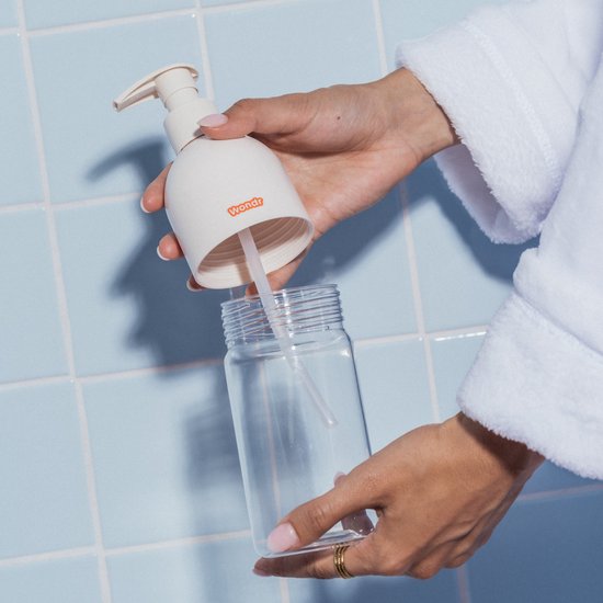 Wondr Liquid Body Wash in een fles, verzorgingsproduct voor de huid, met een heldere verpakking en vloeibare textuur.