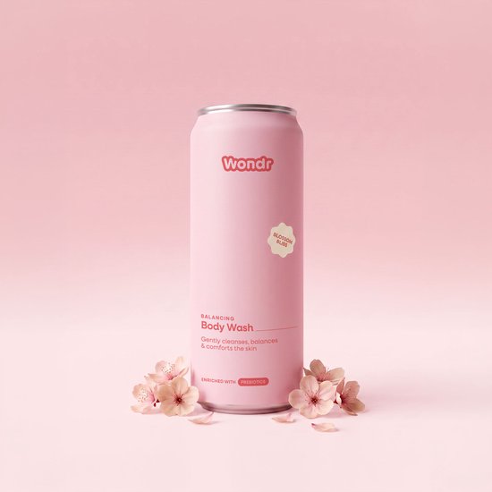 Zachte Wondr Liquid Body Wash fles met verzorgingsproducten, geschikt voor huidverzorging, op een witte achtergrond.