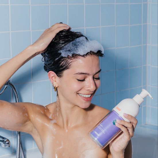 Wondr Liquid Shampoo verzorgingsproduct in een fles, zichtbaar met witte vloeistof en groene dop, geschikt voor haarverzorging.