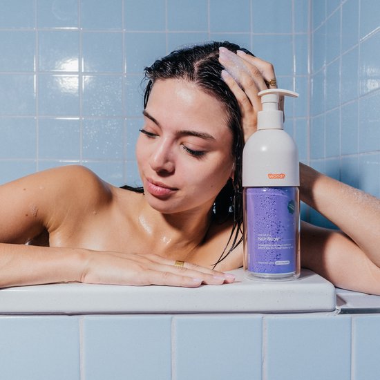 Wondr Liquid Shampoo in een witte fles, geschikt voor haarverzorging, met natuurlijke ingrediënten en zachte formule.
