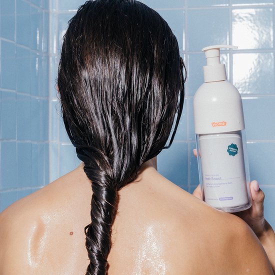 Wondr Liquid Conditioner verzorgingsproduct in een fles, geschikt voor haarverzorging, met zachte textuur en gebruiksaanwijzing zichtbaar