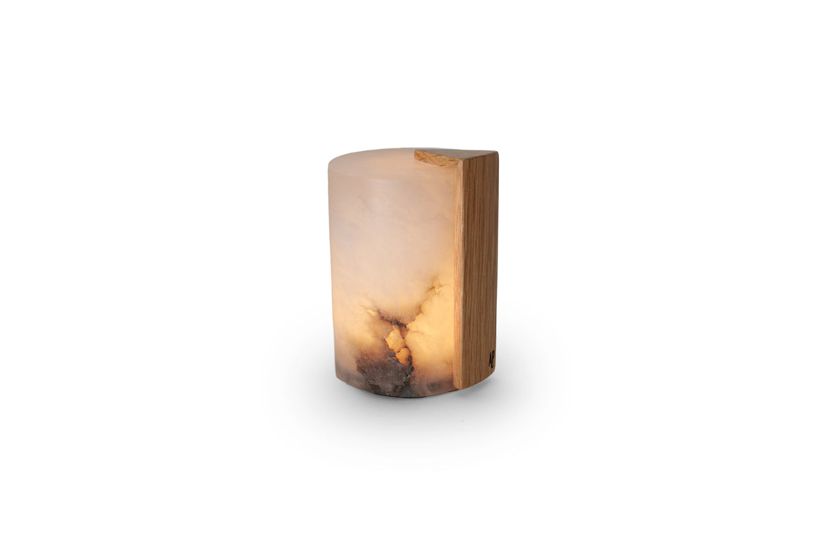 Oplaadbare lamp van Atelier Pierre Gateau, verstelbare verlichting met moderne uitstraling en houten voet.