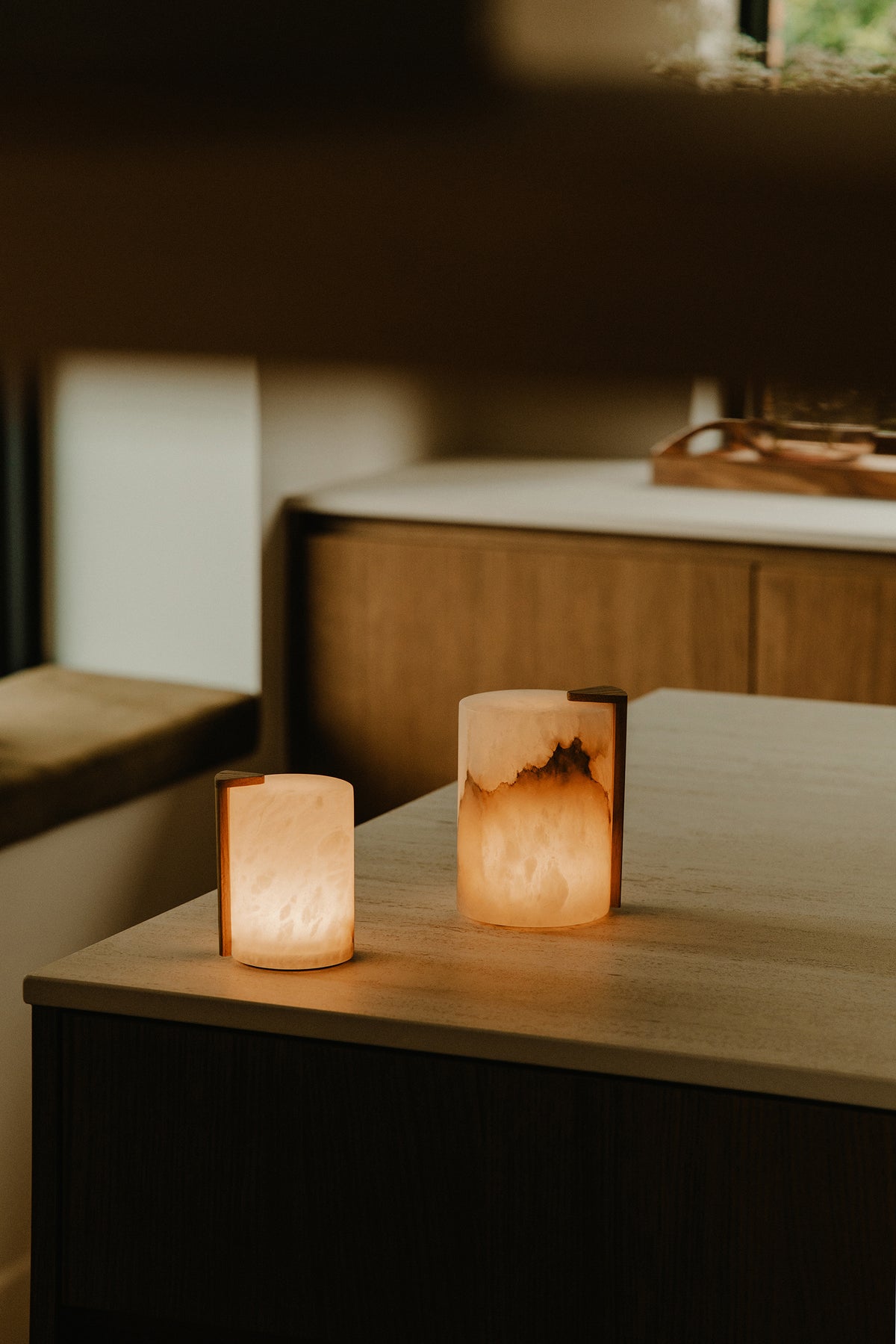 Oplaadbare lamp van Atelier Pierre met houten handvat en verstelbare lichtkop, ideaal voor sfeerverlichting.