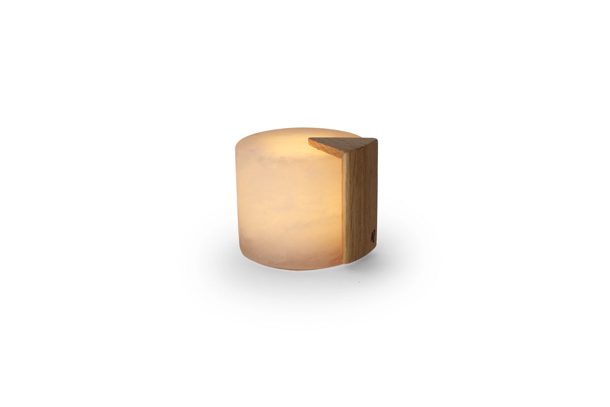 Breed opvouwbare oplaadbare lamp van Atelier Pierre, met een moderne ontwerp en draagbare verlichtingsfunctie.
