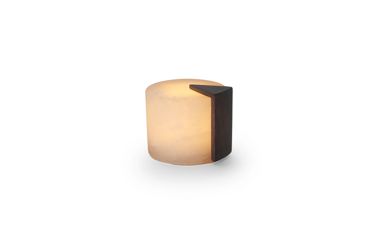 Brede oplaadbare lamp van Atelier Pierre Gateau, duurzame verlichting met modern design en heldere lichtstraal.
