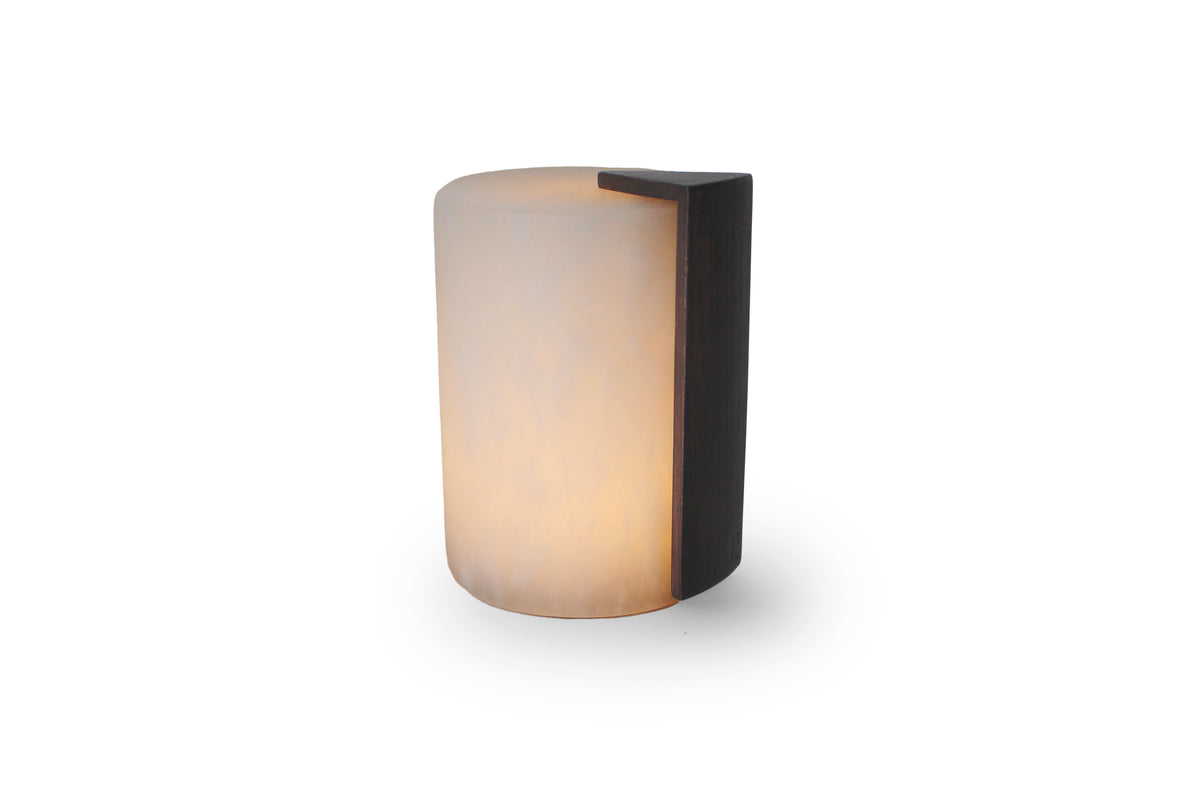 Oplaadbare lamp van Atelier Pierre met moderne verlichting, witte behuizing en handvat, ideaal voor binnen en buitengebruik.