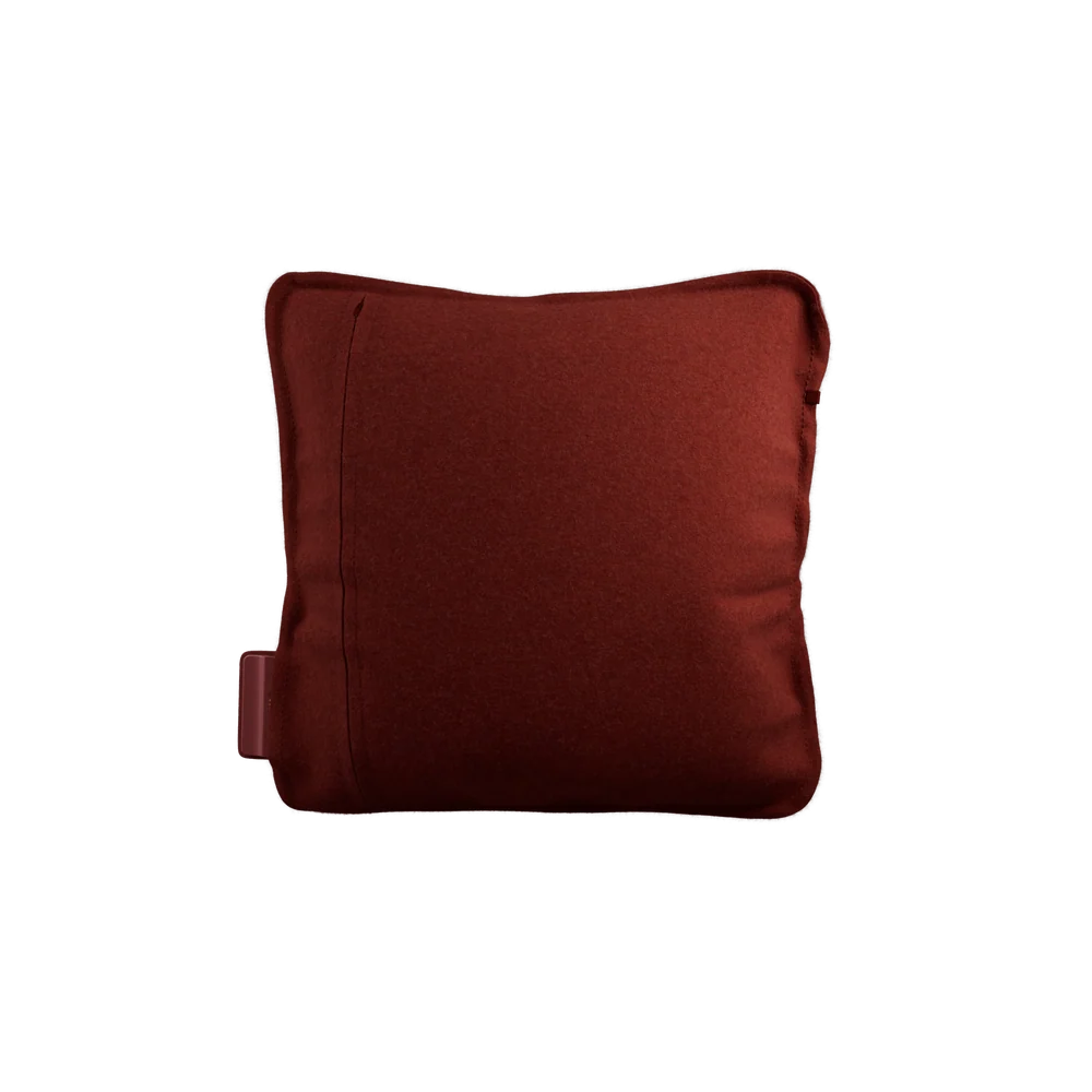 Stoov Ploov Flex oplaadbaar warmtekussen 45x45 cm in aarde rood, zichtbaar met zachte bekleding en bedieningsknoppen.