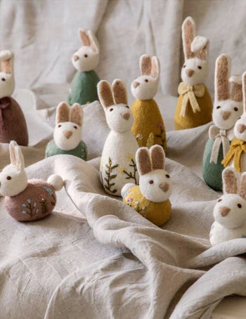 Gry & Sif Bunny met bloemen in vilt - Oosterlinck Home