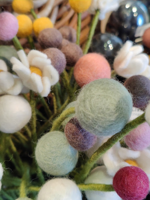 Gry & Sif Flower bolletje vilt - 2 maten - Oosterlinck Home