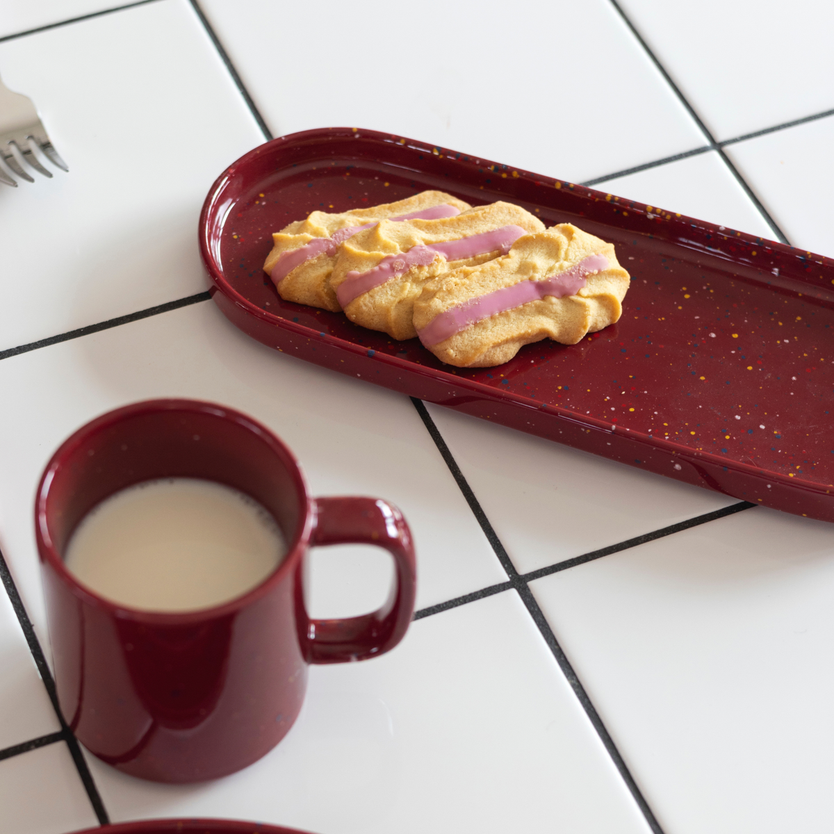 ONA Fika burgundy kop met oor, ovaal bord en beker voor koffie en thee, stijlvolle set in diepe bordeauxkleur.