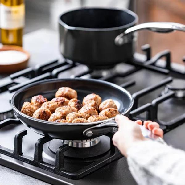 Dagelijkse Kost antikleefpannenset met bakpannen, wok en grillpan, roestvrij en geschikt voor koken, bakken en grillen.
