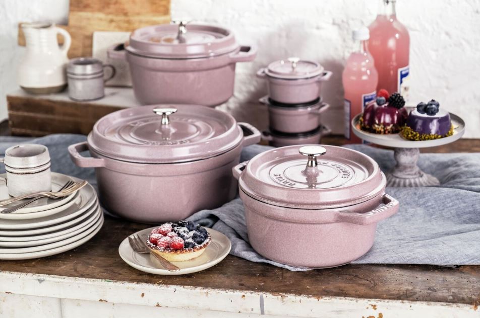 STAUB LA COCOTTE GIETIJZEREN BRAADPAN ROND, KERSENBLOESEM - VERSCHILLENDE FORMATEN - Oosterlinck