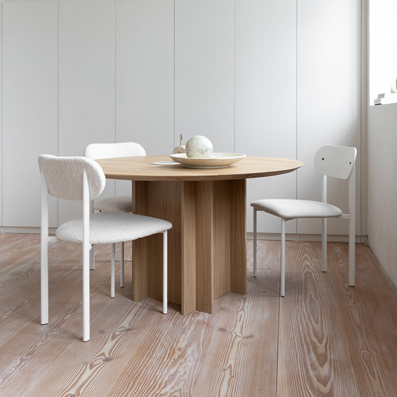 Studio Henk - Oblique chair beklede rug en wit frame - diverse stoffen - Oosterlinck