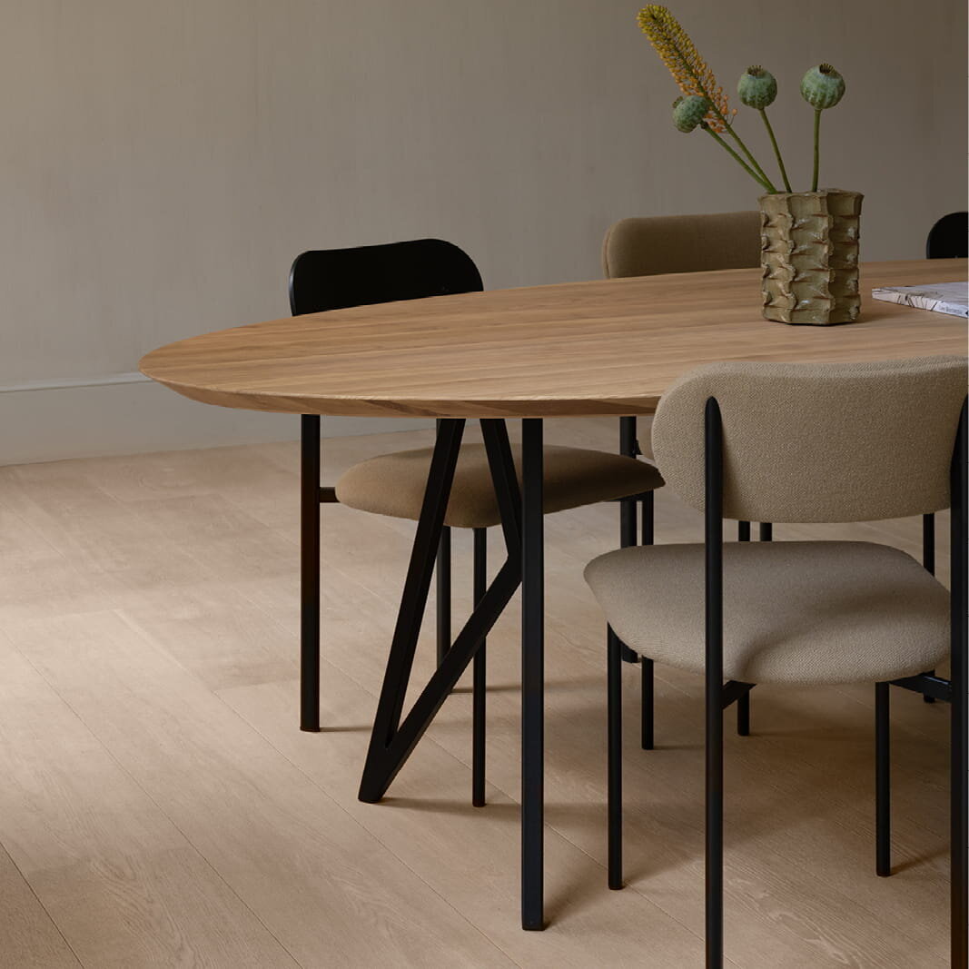 Studio Henk - Oblique chair beklede rug en zwart frame - diverse stoffen - Oosterlinck