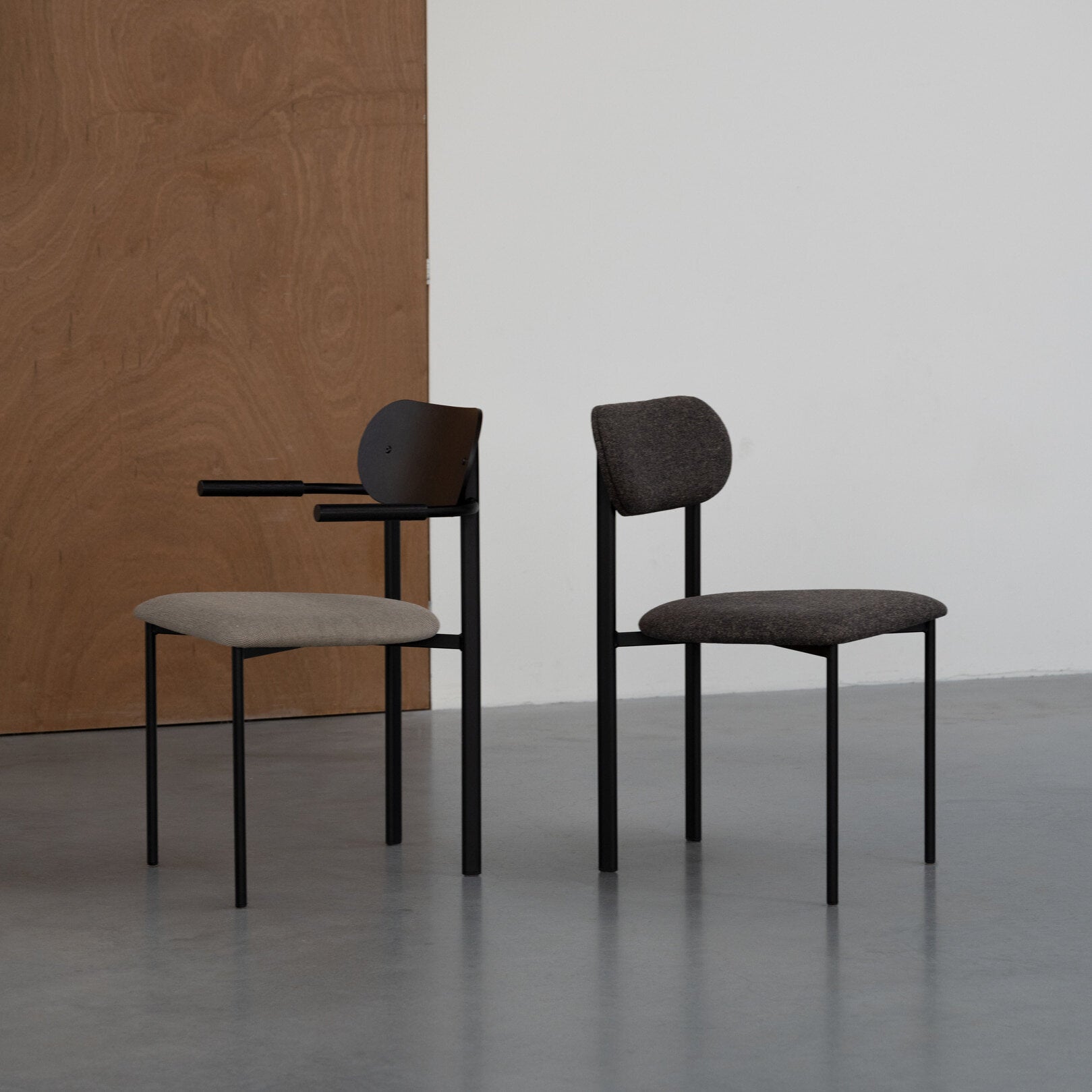 Studio Henk - Oblique chair beklede rug en zwart frame - diverse stoffen - Oosterlinck