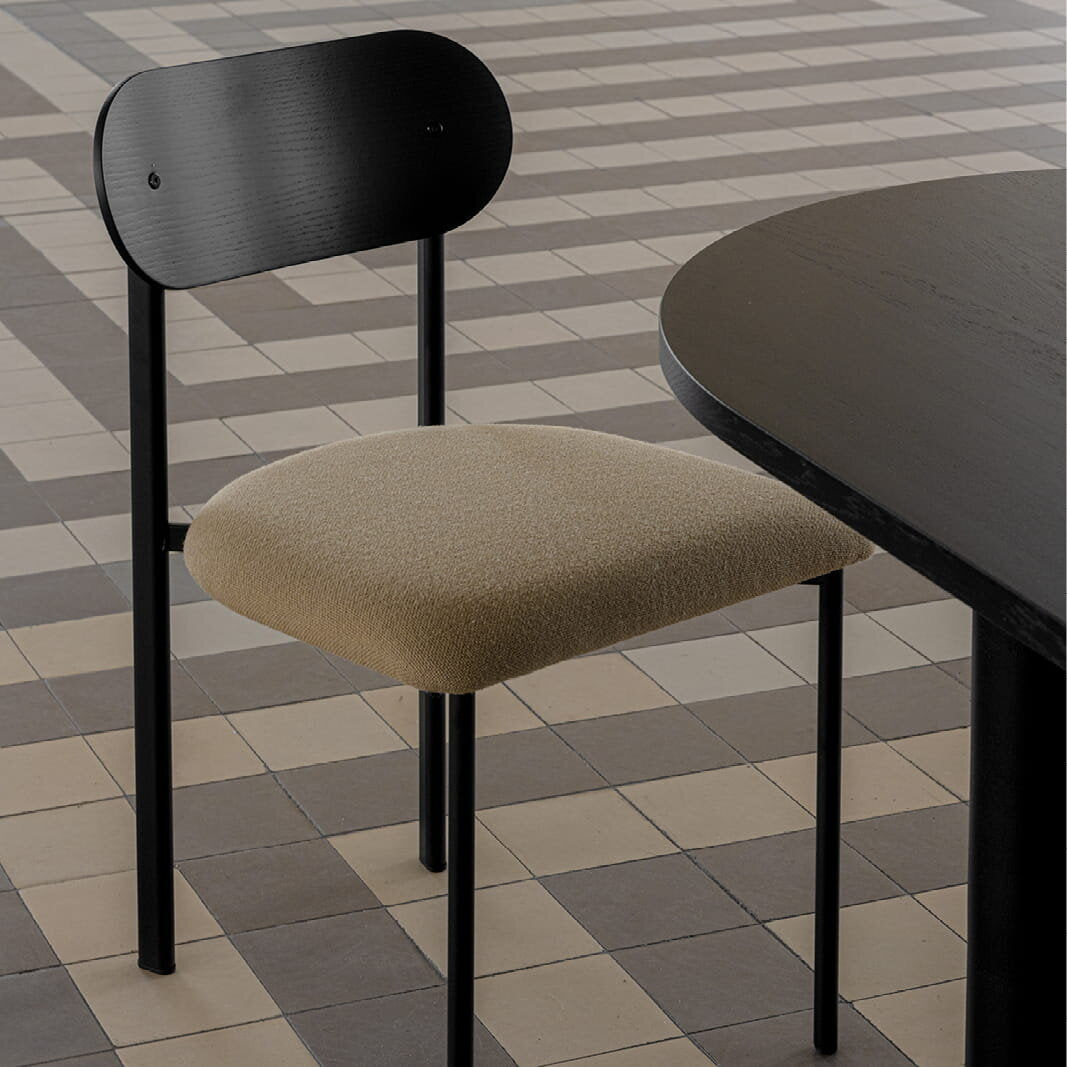 Studio Henk - Oblique chair, eiken rug en zwart frame - diverse stoffen - Oosterlinck