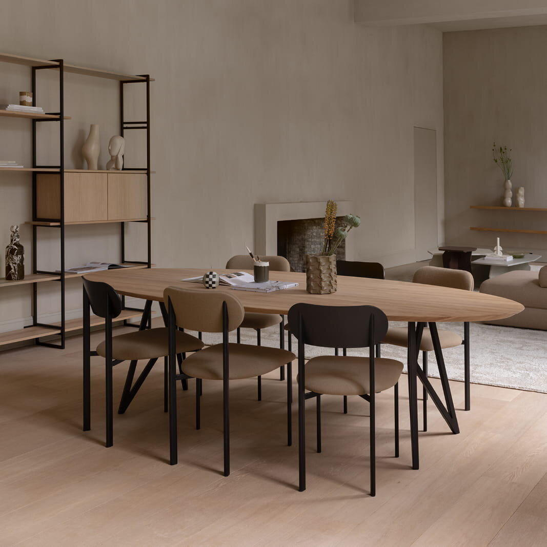 Studio Henk - Oblique chair armleuning, eiken rug en zwart frame - diverse stoffen - Oosterlinck
