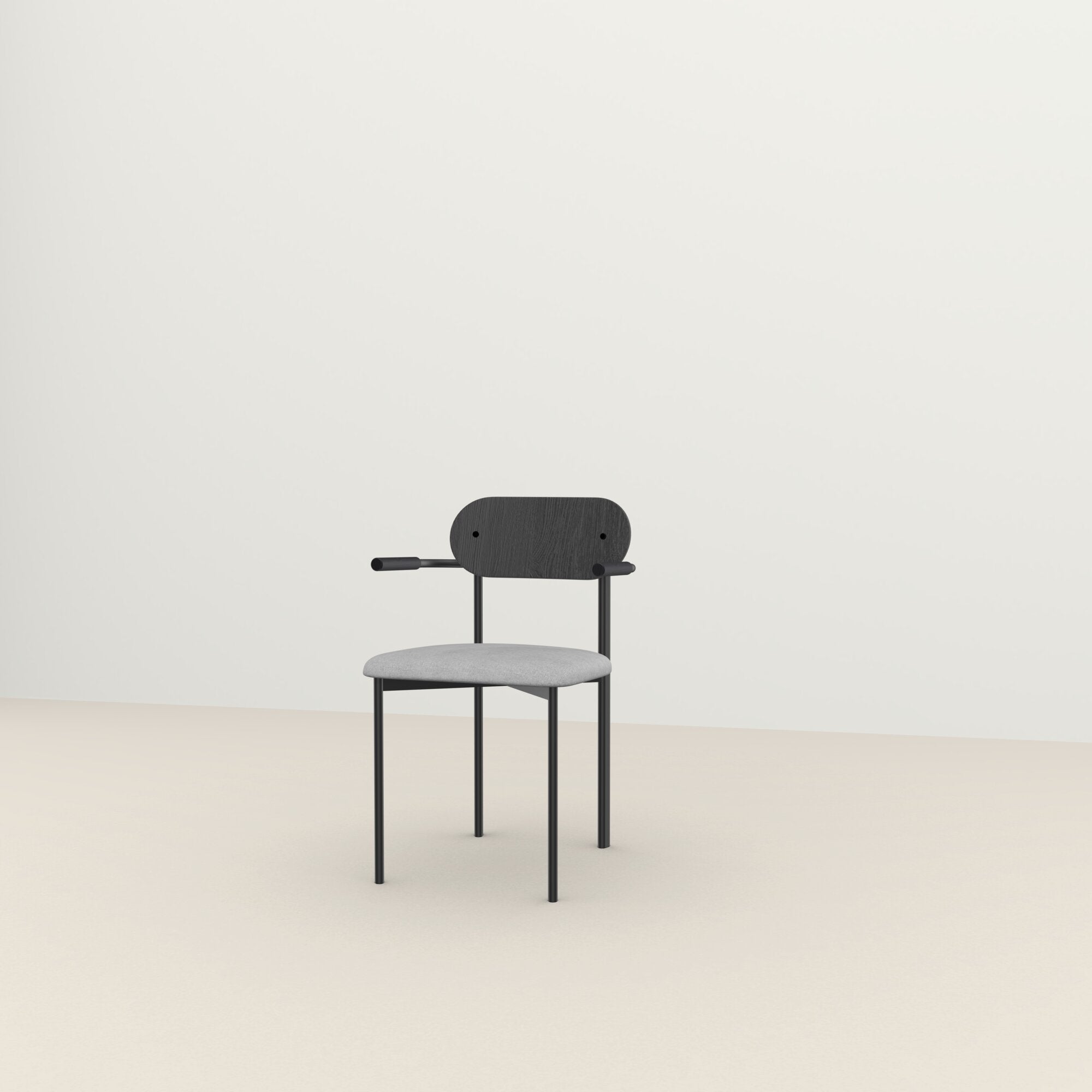 Studio Henk - Oblique chair armleuning, eiken rug en zwart frame - diverse stoffen - Oosterlinck