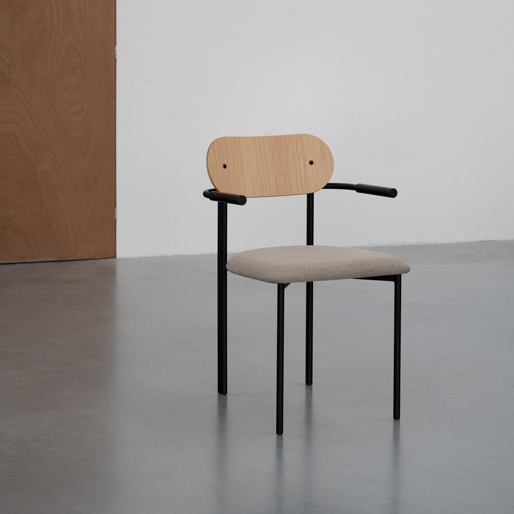 Studio Henk - Oblique chair armleuning, eiken rug en zwart frame - diverse stoffen - Oosterlinck
