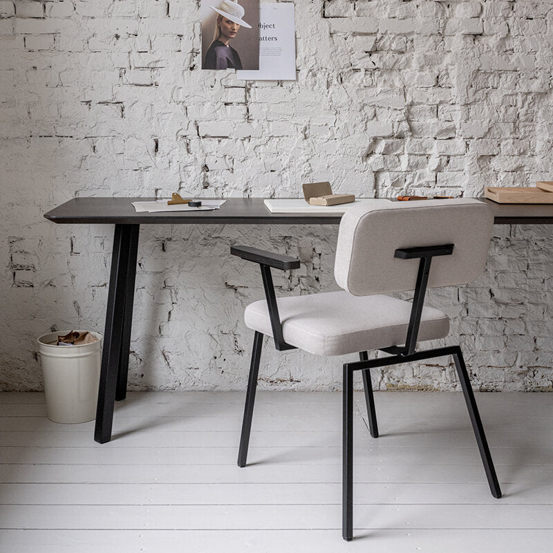 Studio Henk - ODE stoel met armleuning en zwart frame - diverse bekleding. - Oosterlinck