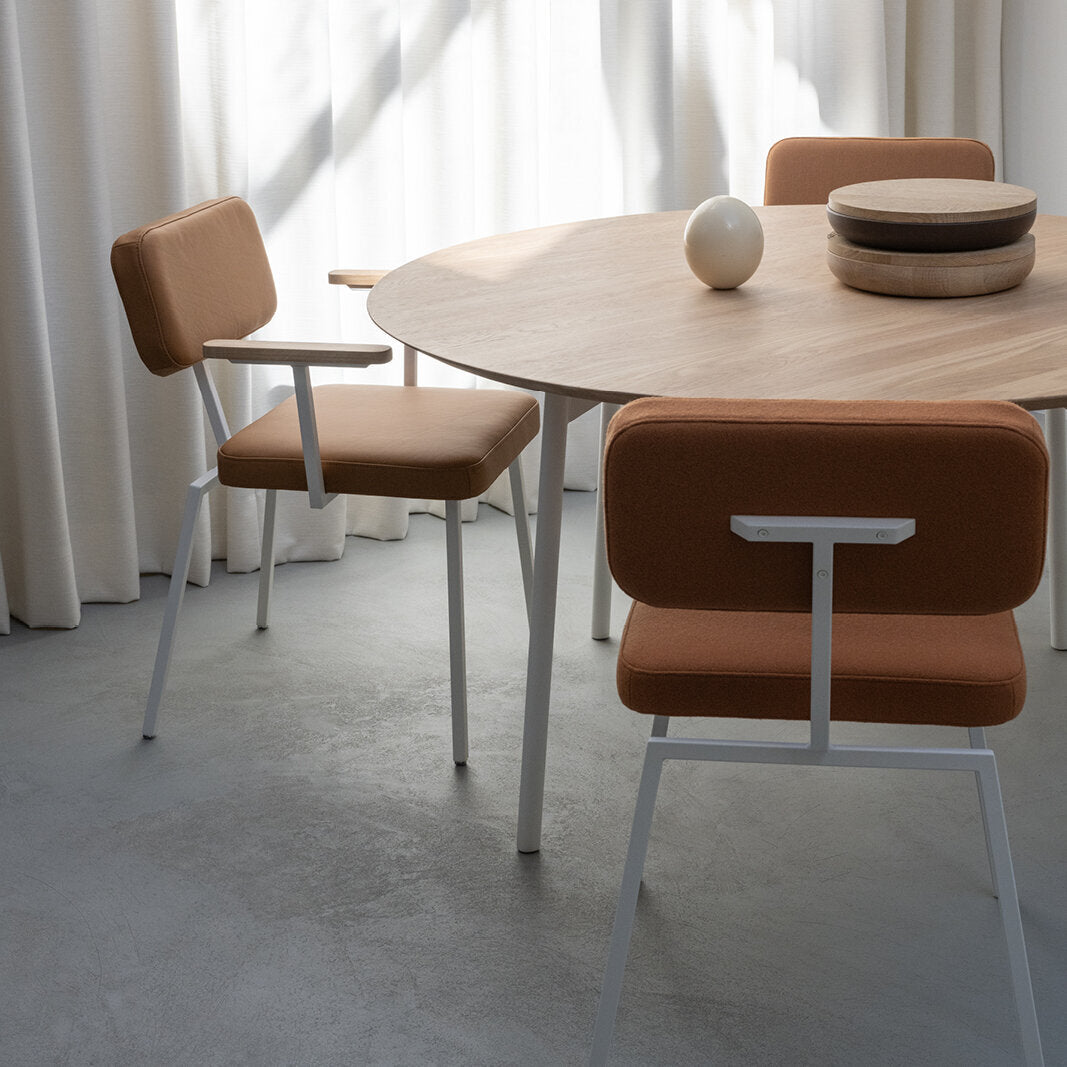 Studio Henk - ODE stoel met armleuning en wit frame - diverse bekleding. - Oosterlinck