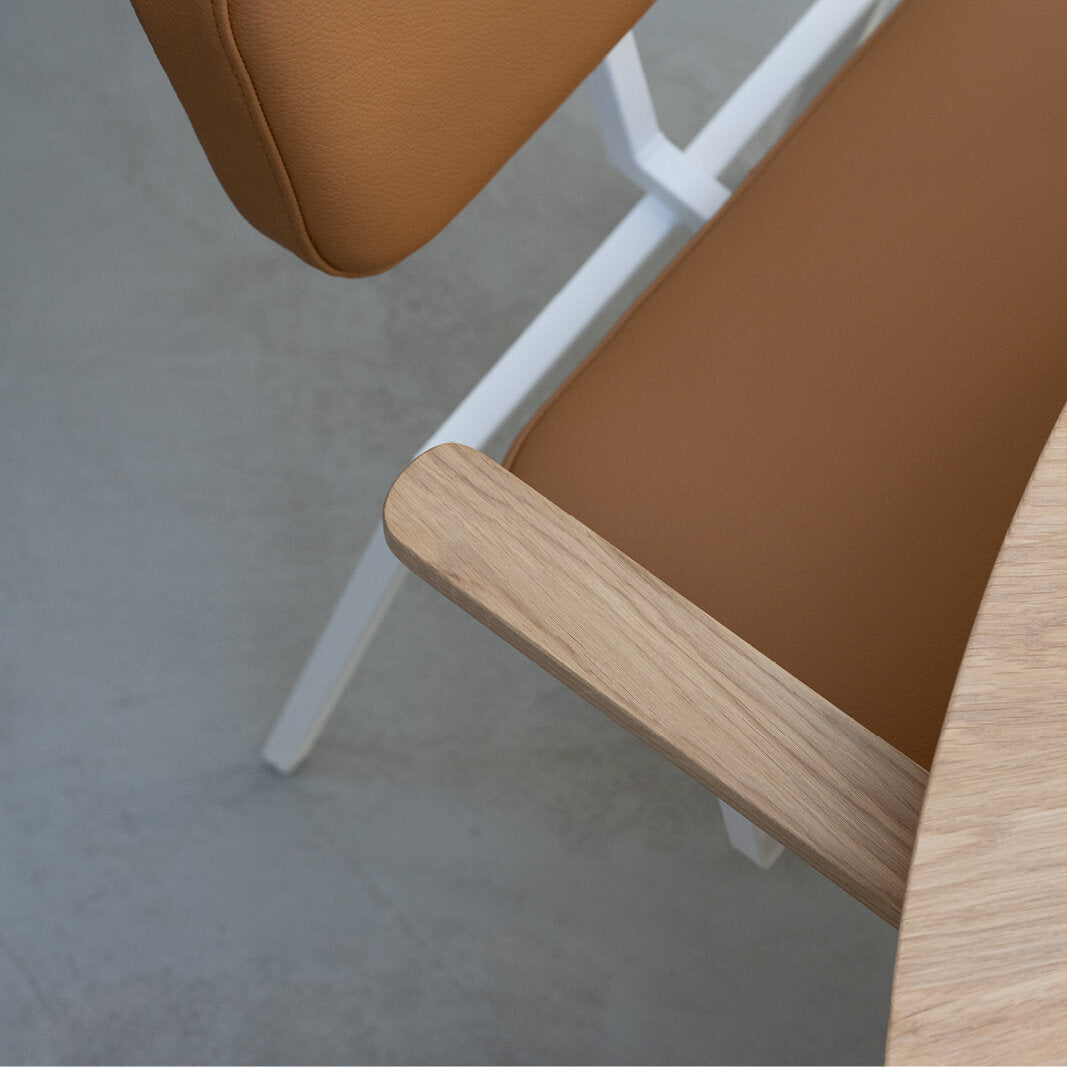 Studio Henk - ODE stoel met armleuning en wit frame - diverse bekleding. - Oosterlinck