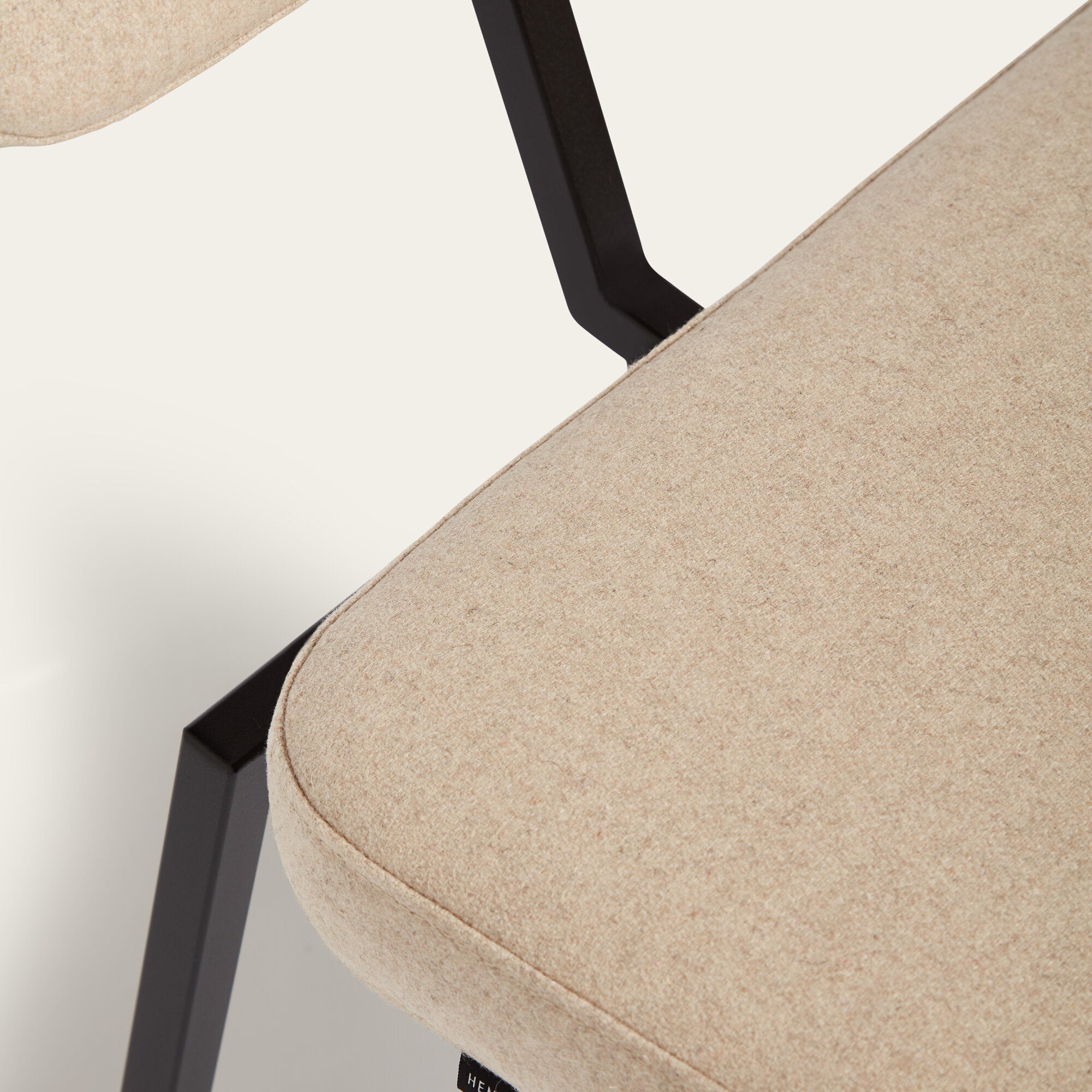 Studio Henk - ODE stoel zwart frame - diverse bekleding. - Oosterlinck
