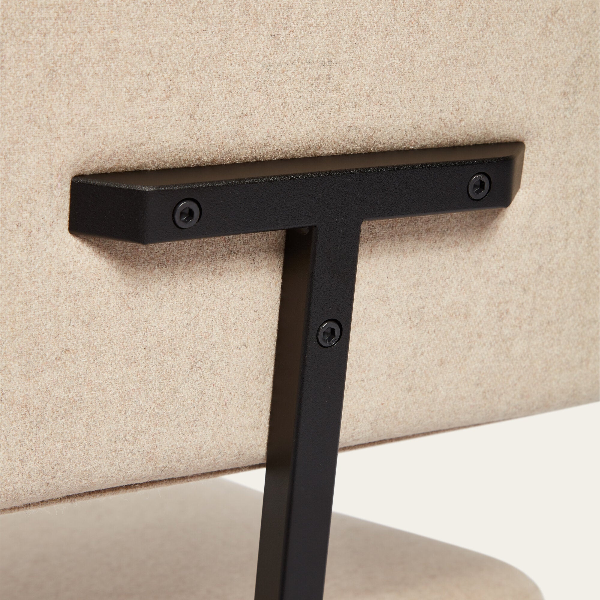 Studio Henk - ODE stoel zwart frame - diverse bekleding. - Oosterlinck