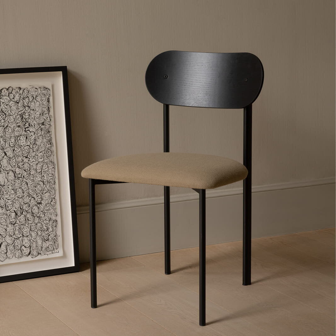 Studio Henk - Oblique chair, eiken rug en zwart frame - diverse stoffen - Oosterlinck