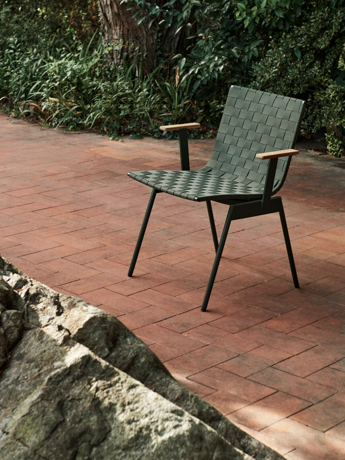 &Tradition Ville AV3 tuinstoel met arm - 2 kleuren - Oosterlinck