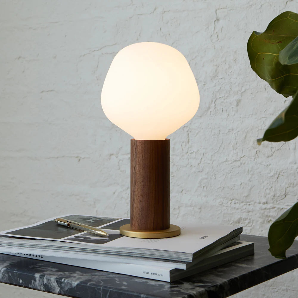 Walnut knuffel tafellamp met Enno LED-bulb van Tala, stijlvolle verlichting voor in huis, met houten details en E27-fitting.