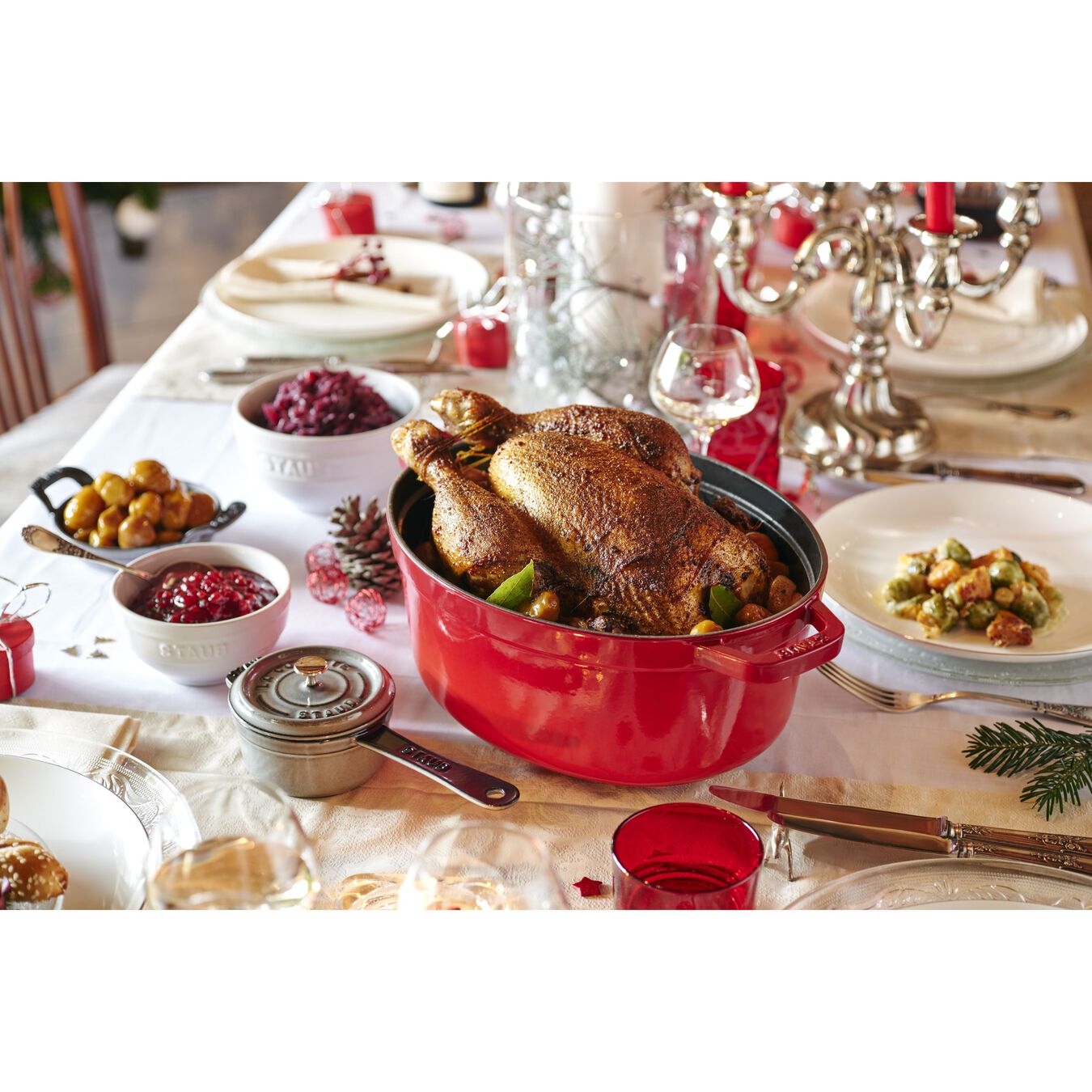 STAUB LA COCOTTE GIETIJZEREN BRAADPAN OVAAL, KERSENROOD - TWEE FORMATEN - Oosterlinck