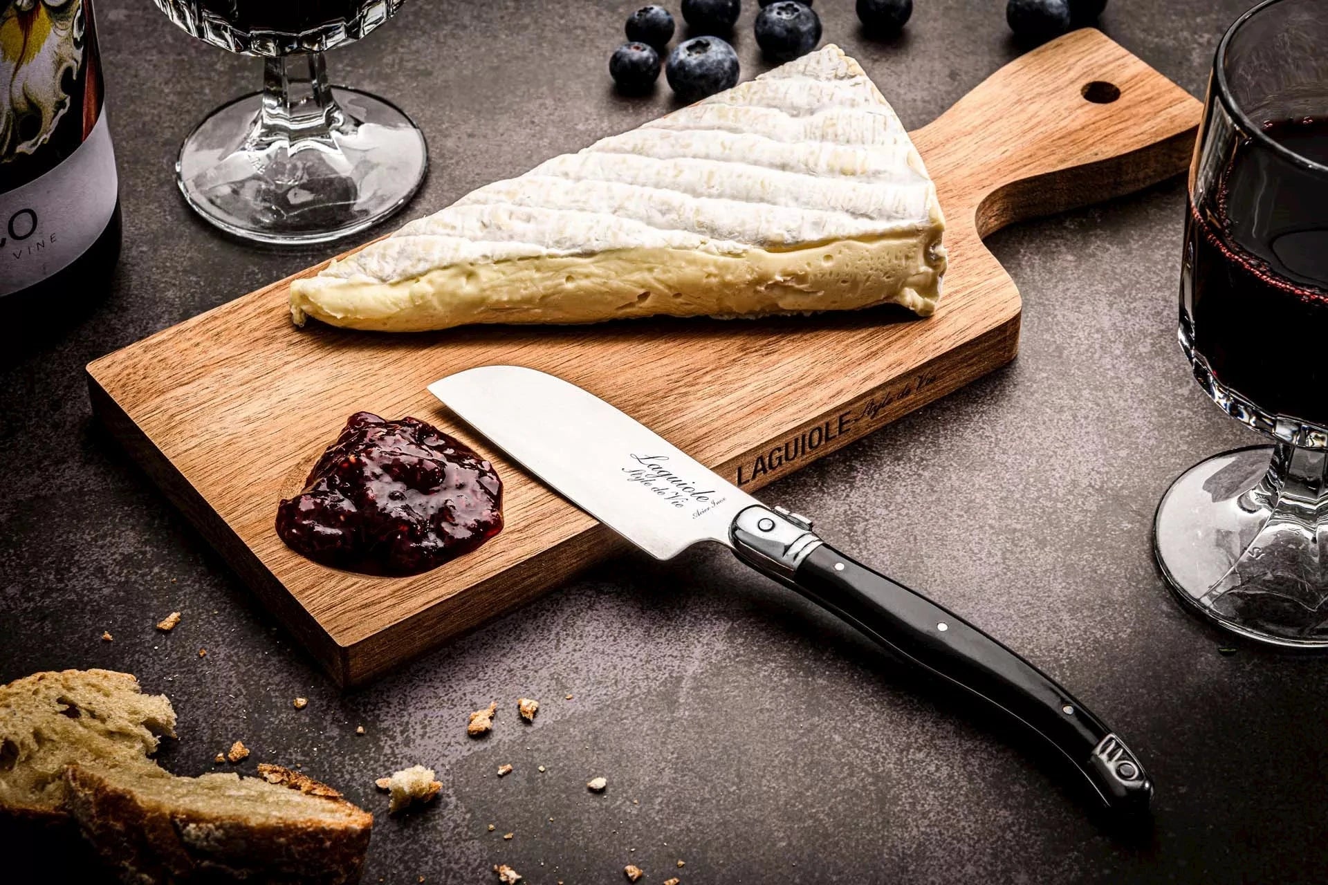 Laguiole Premium Line Acacia plankje met zwart Santoku kaasmes - Oosterlinck