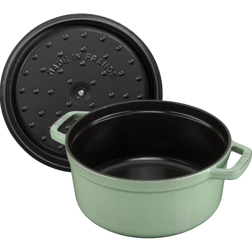 STAUB LA COCOTTE GIETIJZEREN BRAADPAN ROND, SALIE - VERSHCILLENDE FORMATEN - Oosterlinck