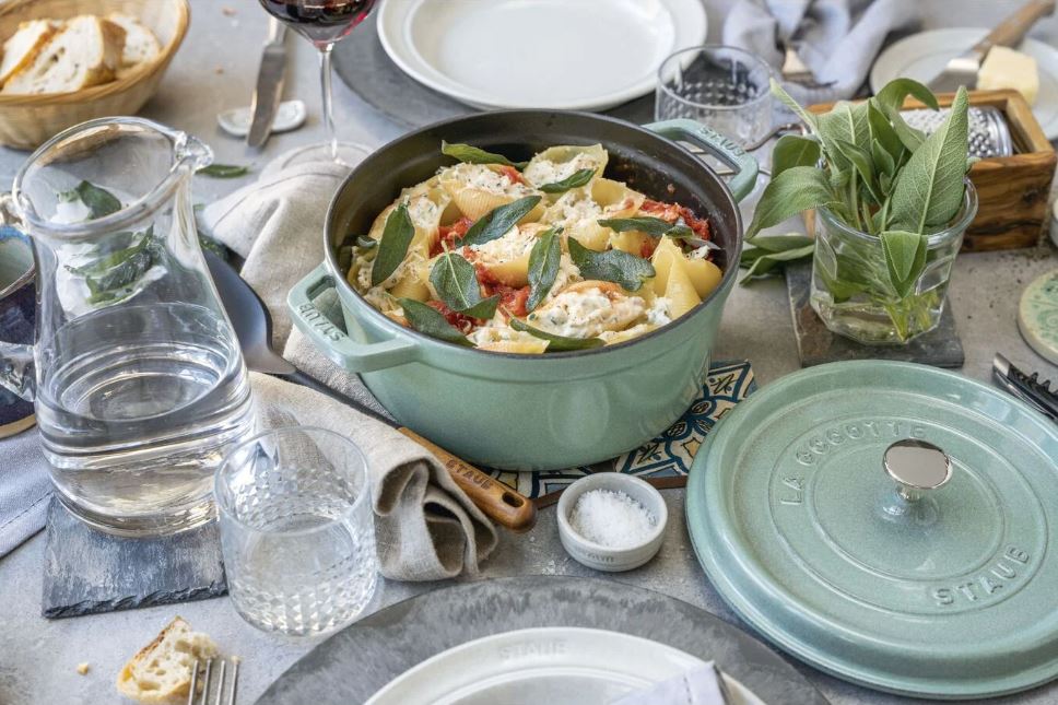 STAUB LA COCOTTE GIETIJZEREN BRAADPAN ROND, SALIE - VERSHCILLENDE FORMATEN - Oosterlinck