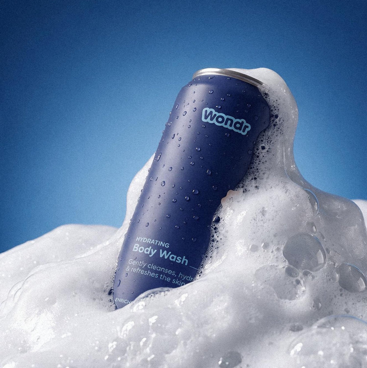 Wondr Liquid Body Wash verzorgingsproduct met zachte formule, fles met witte vloeistof en blauwe dop, op witte achtergrond